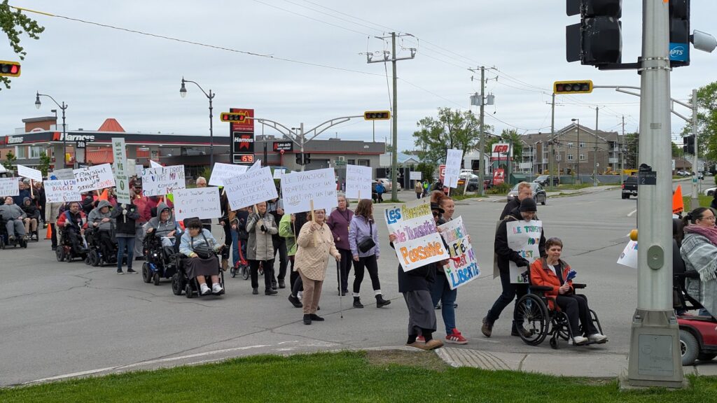 file d'usagers en route pour manifester