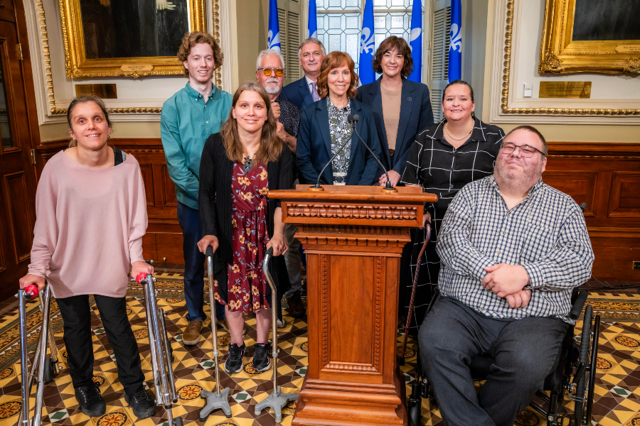 Point de presse de la député de Terrebonne, Catherine Genticore. Elle est accompagnée par Natalie Savard, directrice du RUTAL, Danye Chartrand, présidente du RUTAL et utilisatrice du transport adapté, Dominique Viénot, directeur de l'ARUTAQ et des intervenants et usagers du transport adapté.